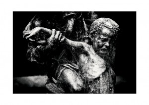 Estatua descuidada de dos niños. - Daniel García Britos